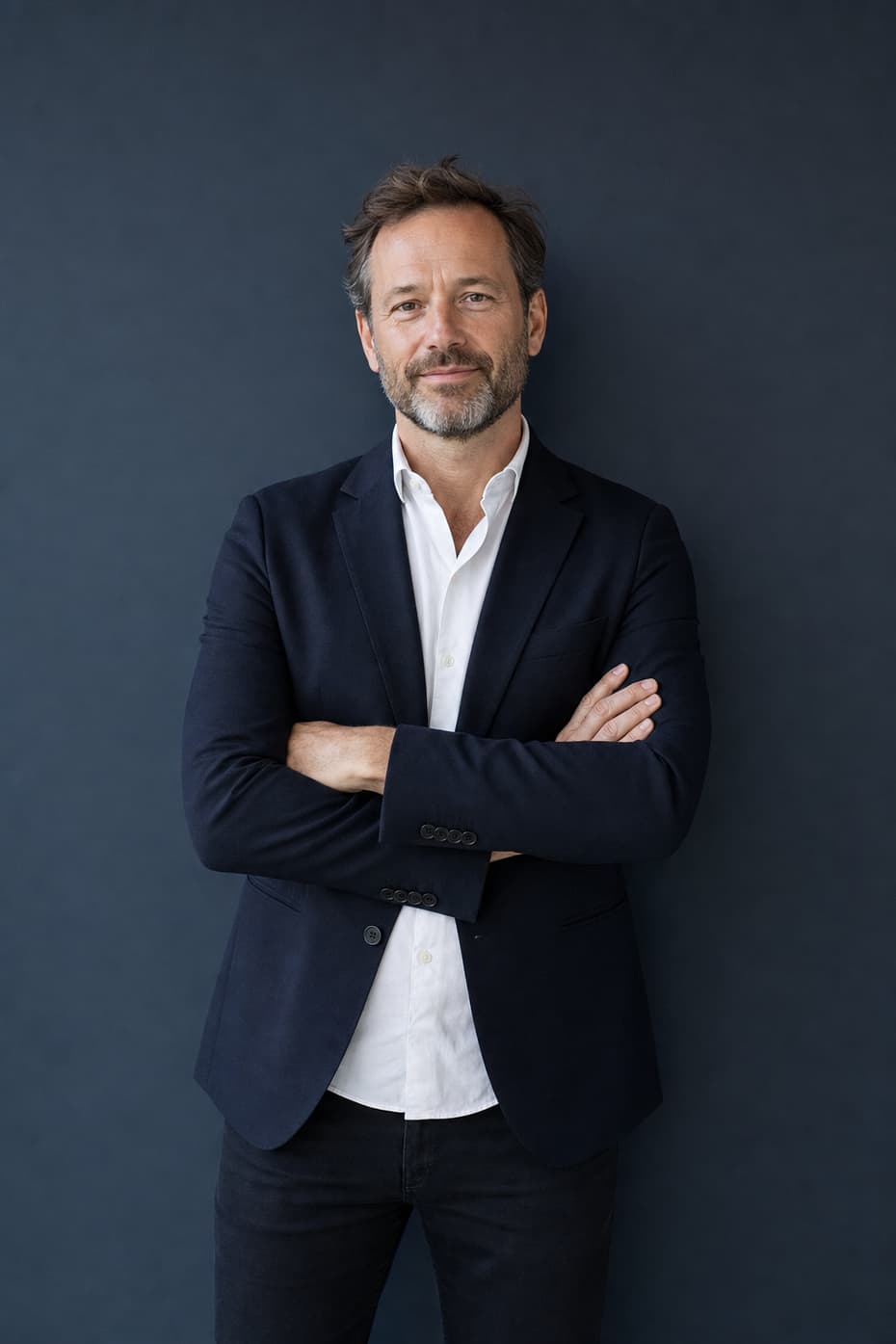 An experienced image consultant with arms folded